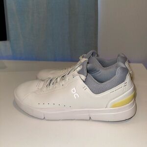 On Running - Women’s “The Roger” 9.5 court shoe